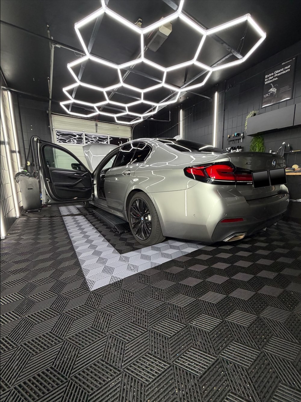 BMW 545e in Silber, Heckansicht mit geöffneter Tür im Detailing-Studio in Peine