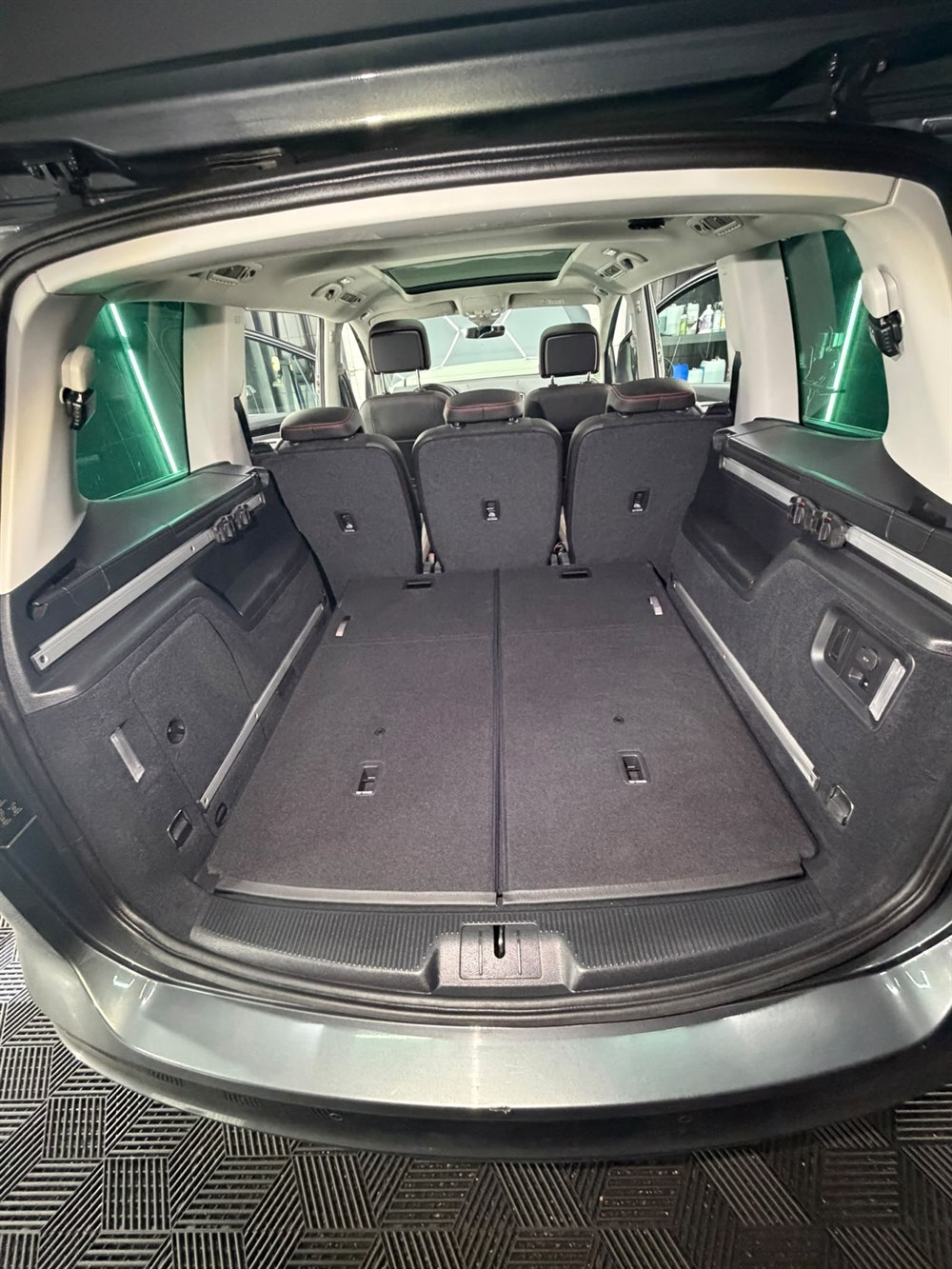 Großer Kofferraum des Seat Alhambra mit umgeklappten Sitzen nach der Innenreinigung