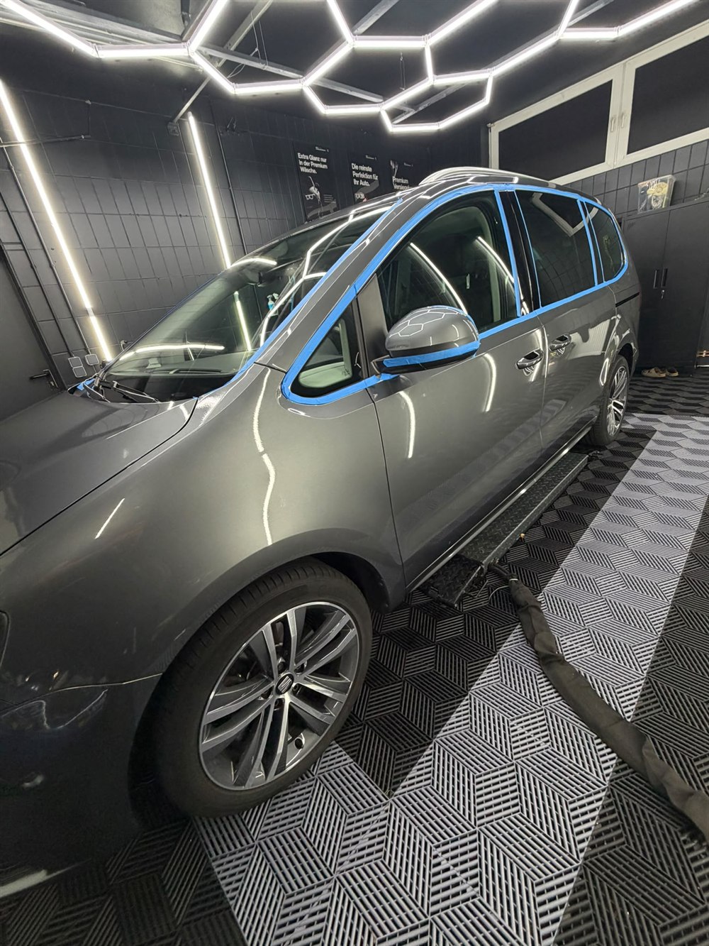 Seat Alhambra in Grau, Seitenansicht im Detailing-Studio in Peine
