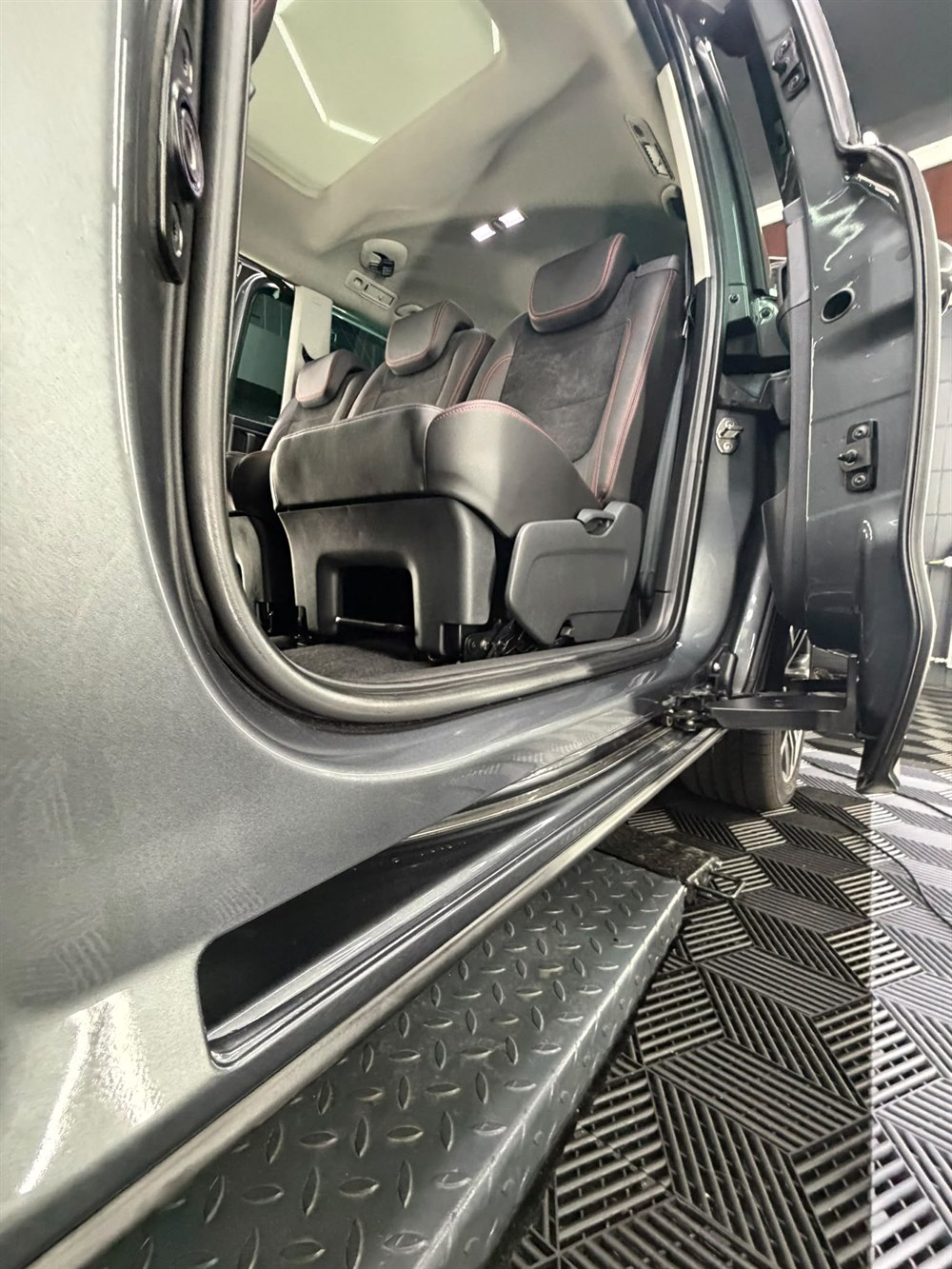 Dritte Sitzreihe des Seat Alhambra – 7-Sitzer nach der Innenreinigung in Peine