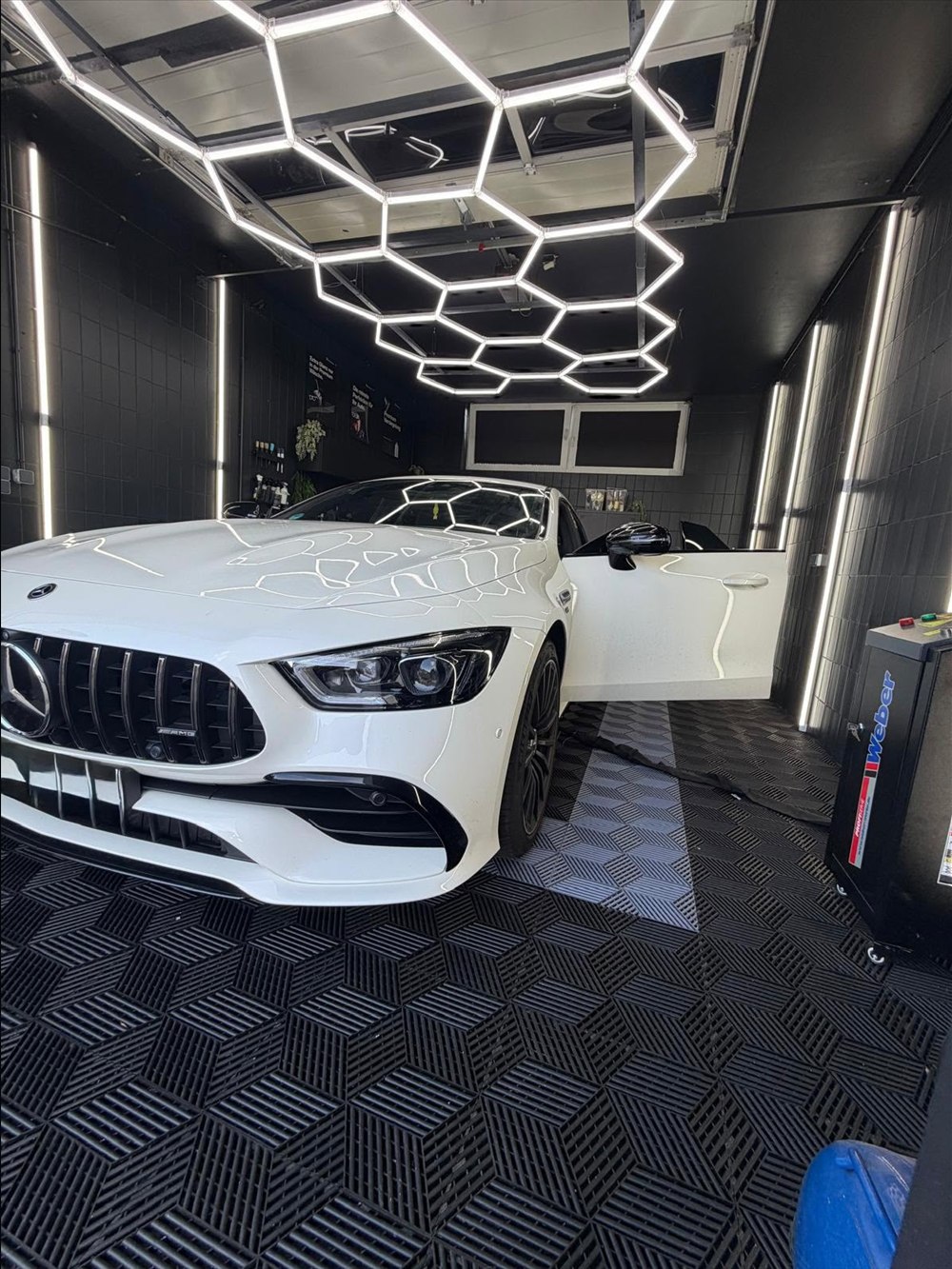 Mercedes-AMG GT in Weiß, Frontansicht nach der Aufbereitung in Peine
