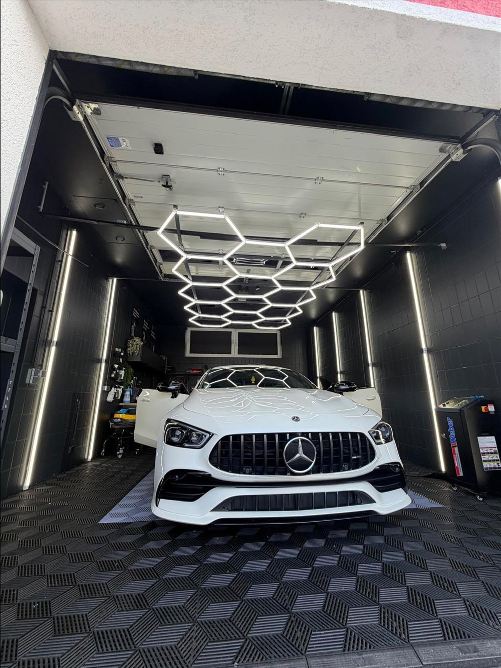 Mercedes-AMG GT in Weiß mit tiefem Lackglanz unter dem Hexagon-Licht