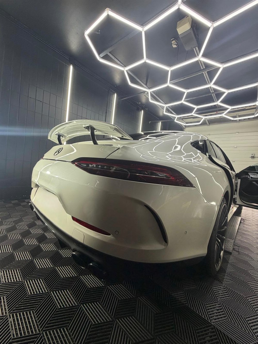 Mercedes-AMG GT in Weiß, Heckansicht mit Spoiler nach der Aufbereitung im Studio in Peine