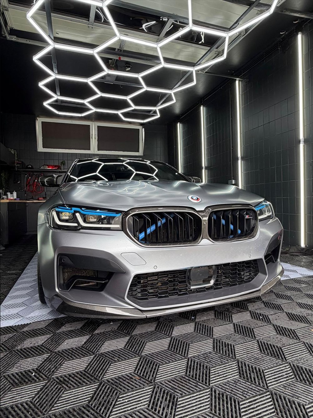 BMW M5 in Silber, Frontansicht nach der Aufbereitung im Studio in Peine