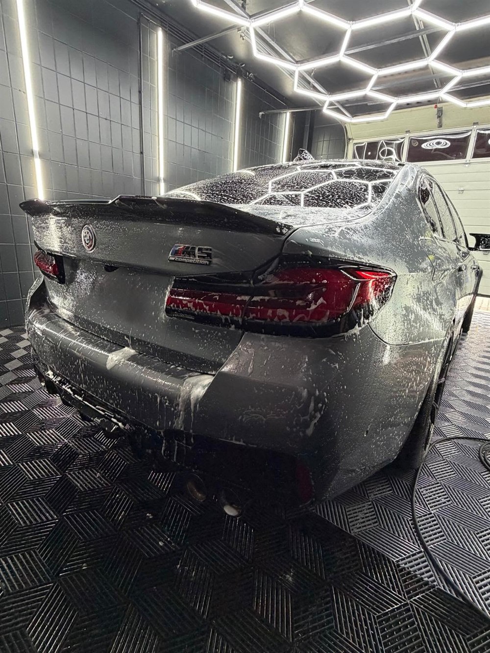 BMW M5 Competition in Grau matt, Heckansicht mit Wasch-Schaum in der Premium-Wäsche in Peine
