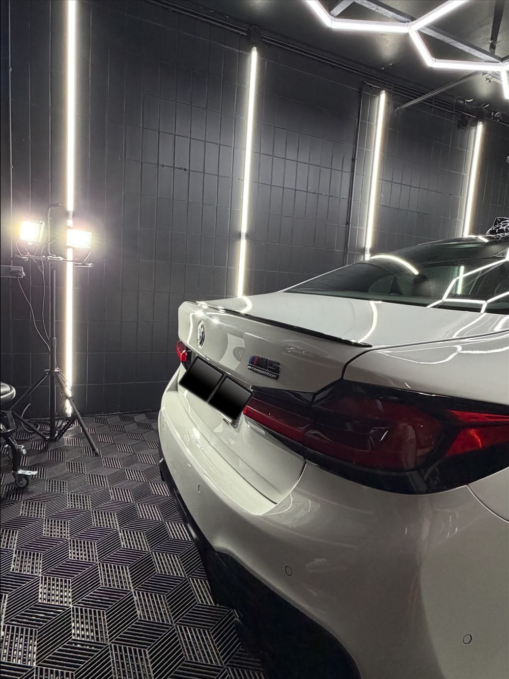 Weißer BMW M5 in der Heckansicht nach Lackaufbereitung und Versiegelung im Studio in Peine