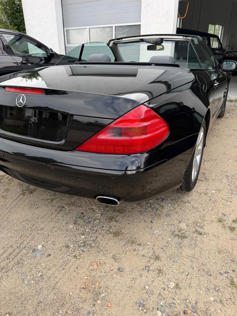 Mercedes SL 350 Roadster in Schwarz mit offenem Verdeck nach der Aufbereitung in Peine