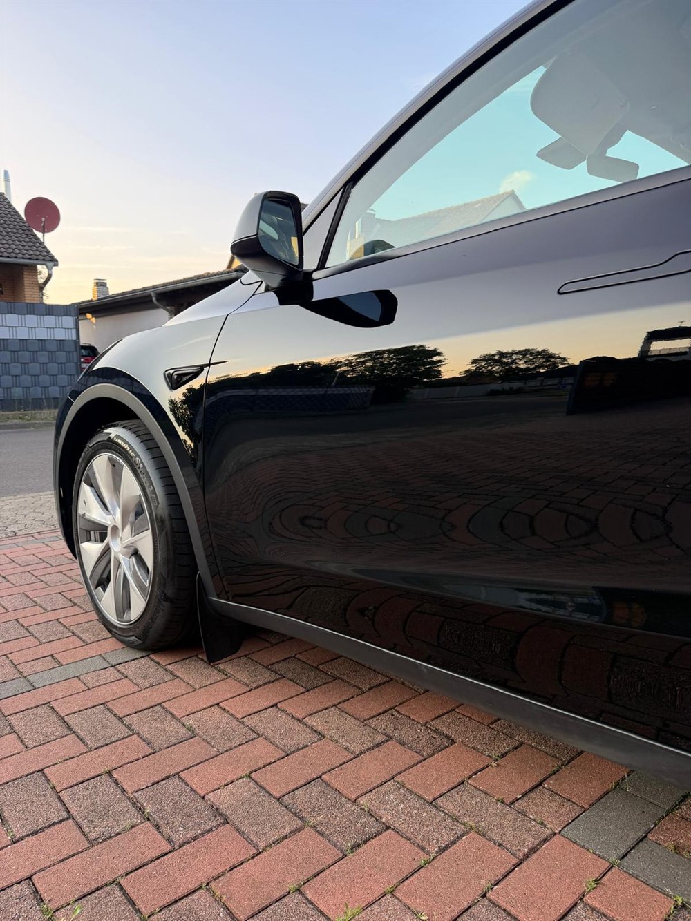 Tesla Model Y in Schwarz, glänzende Seitenpartie nach der Lackaufbereitung in Peine