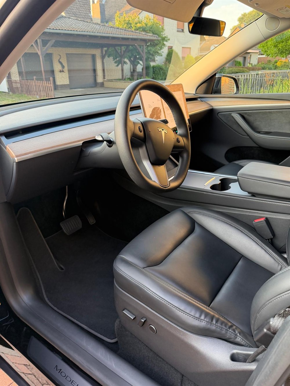 Innenraum des Tesla Model Y mit Cockpit und Ledersitzen nach der Innenaufbereitung