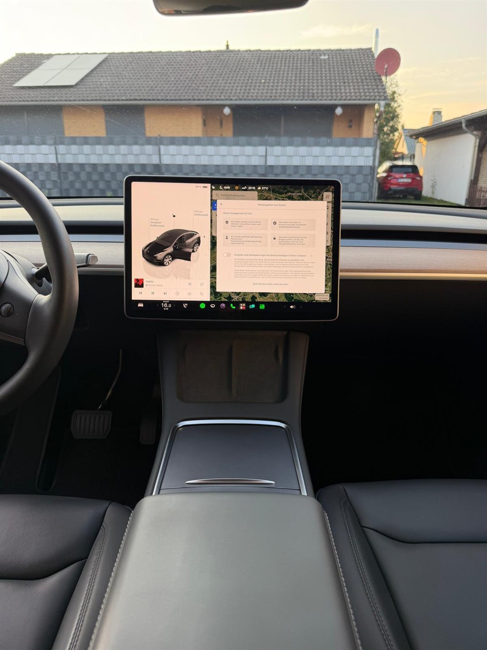 Mittelkonsole und großer Touchscreen des Tesla Model Y nach der Innenaufbereitung